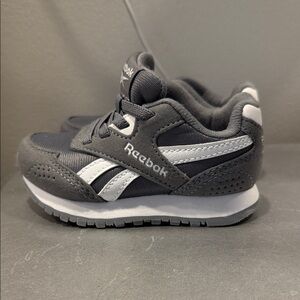 New Reebok Kids Charcoal and White Sneakers sz 5
